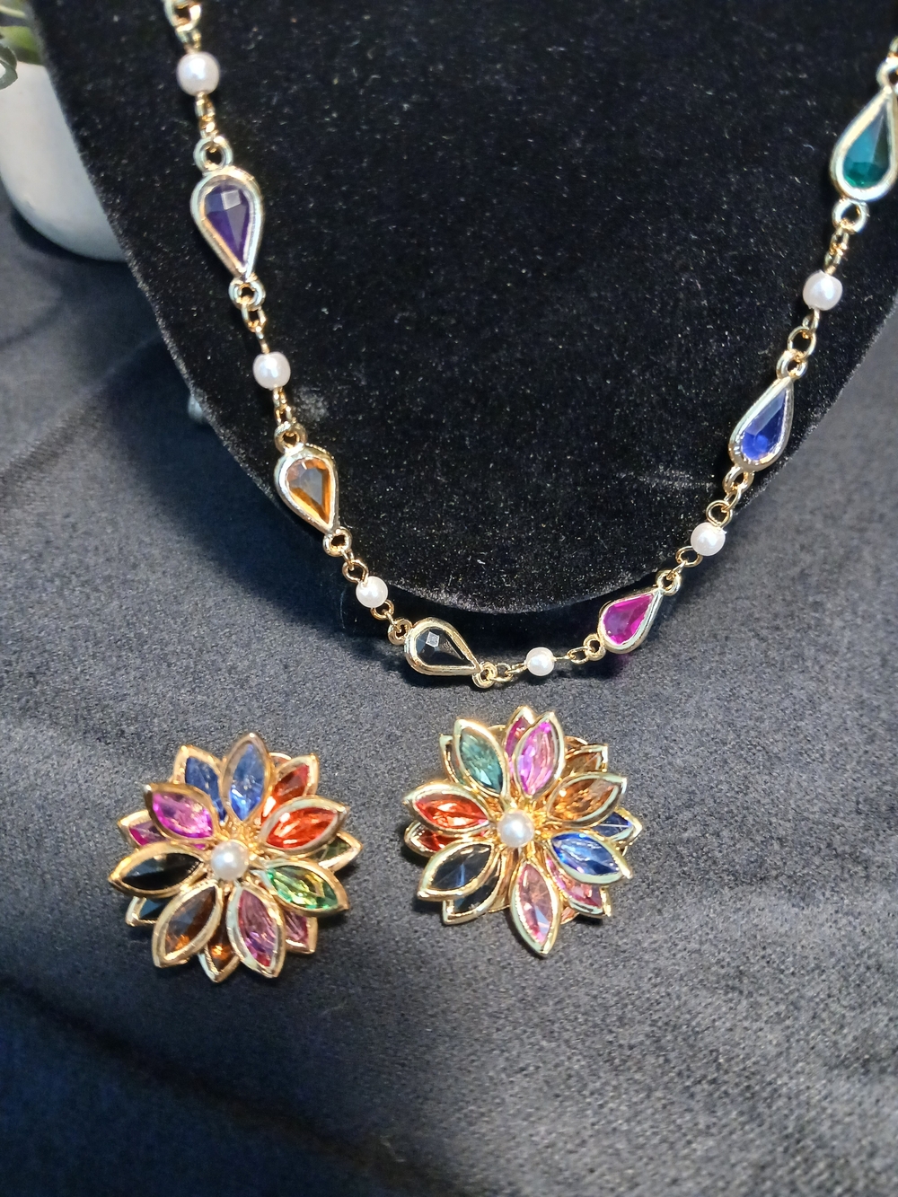 Multicolor Teardrop Necklace and Flower Earrings Set - Gold Tone